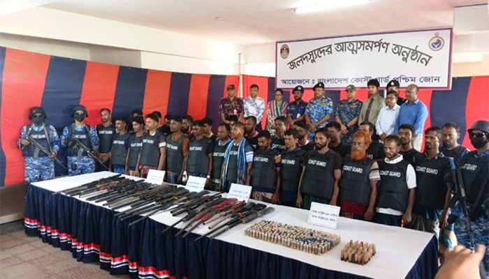 ​সুন্দরবনের ছোট জাহাঙ্গীর বাহিনীর প্রধানসহ ২৭ দস্যুর আত্মসমর্পণ