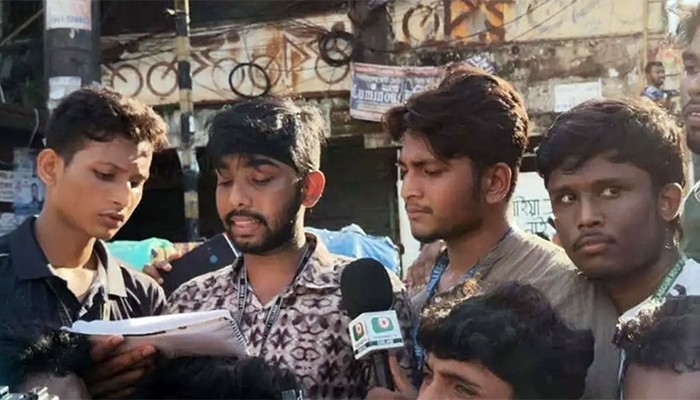 শিক্ষামন্ত্রীর পদত্যাগসহ তিন দাবি, সংসদে ভবনের সামনে অবস্থান