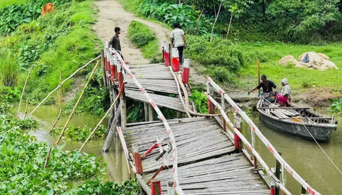 ভাঙা সাঁকোয় অবরুদ্ধ ২৪০ পরিবার, নৌকায় ঝুঁকিপূর্ণ পারাপার