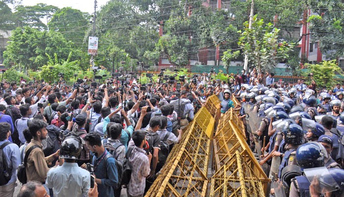 সচিবালয়ের সামনে শিক্ষার্থীরা, বাধা পুলিশের