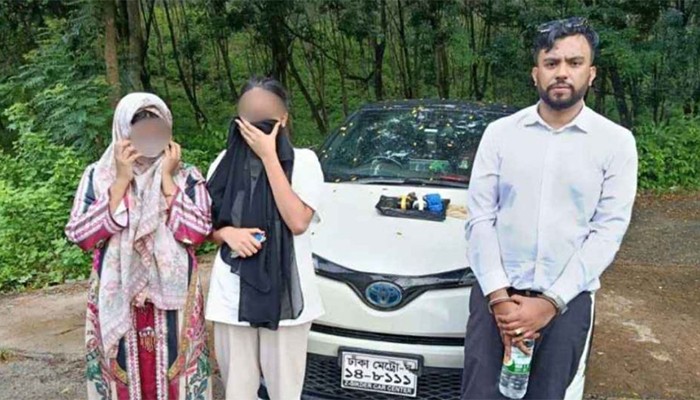 ​স্বরাষ্ট্র মন্ত্রণালয়ের স্টিকার লাগানো গাড়ি থেকে ইয়াবা উদ্ধা