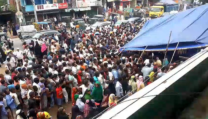 ত্রাণ দিতে এসে মঞ্চ ভেঙে পড়ে গেলেন অর্থমন্ত্রী, আহত ১০