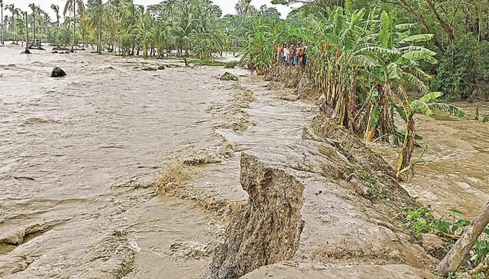 হাতিয়ায় বেড়িবাঁধে ভয়াবহ ধস: নিম্নাঞ্চল প্লাবিত, বাড়ছে দুর্ভোগ
