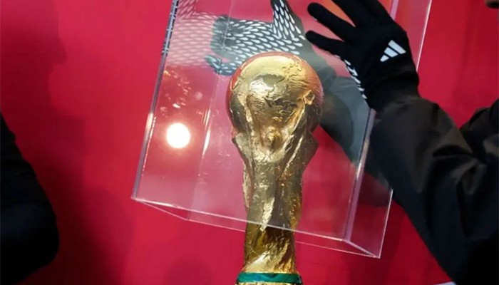 ​বিশ্বকাপজয়ী দলকে কেন আসল ট্রফি দেওয়া হয় না?