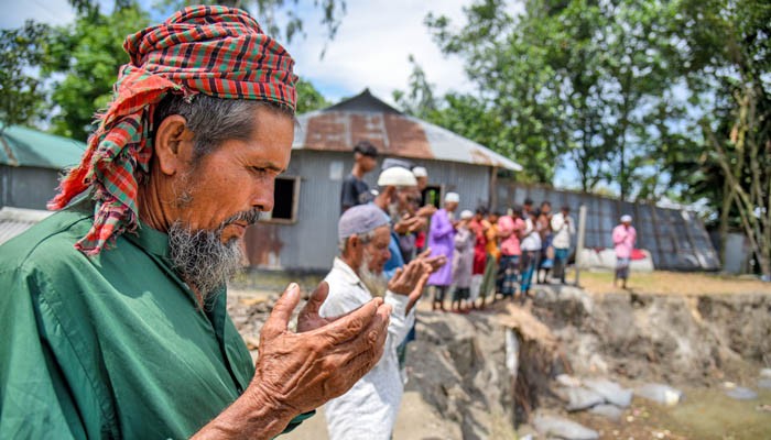 ভাঙন থেকে রক্ষা পেতে নদীপাড়ে বিশেষ মোনাজাত