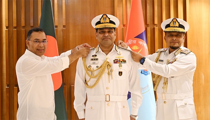 ​নতুন নৌপ্রধানকে র‍্যাংক ব্যাজ পরালেন প্রধানমন্ত্রী