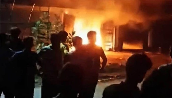 ​চাঁপাইনবাবগঞ্জে টিসিবির গুদাম আগুন, নেভাতে গিয়ে ভ্যানচালকের মৃত্যু