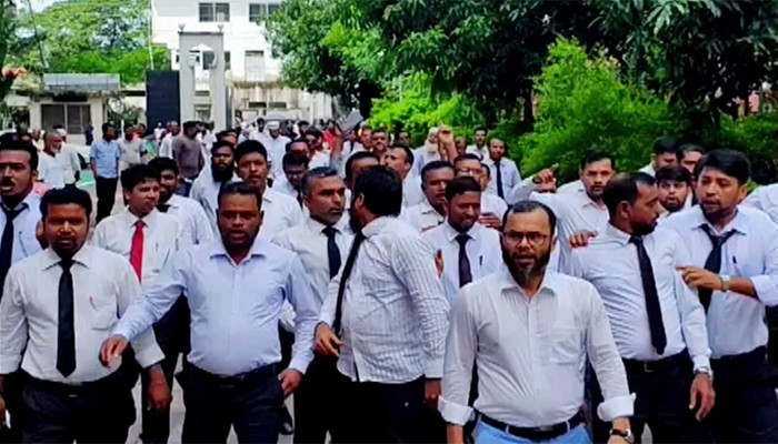 আইনজীবীর মাথা ফাটানো সেই বিচারককে সরাতে বিক্ষোভ