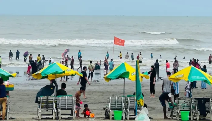 বৃষ্টি কমতেই কক্সবাজার সৈকতে পর্যটকদের ভিড়