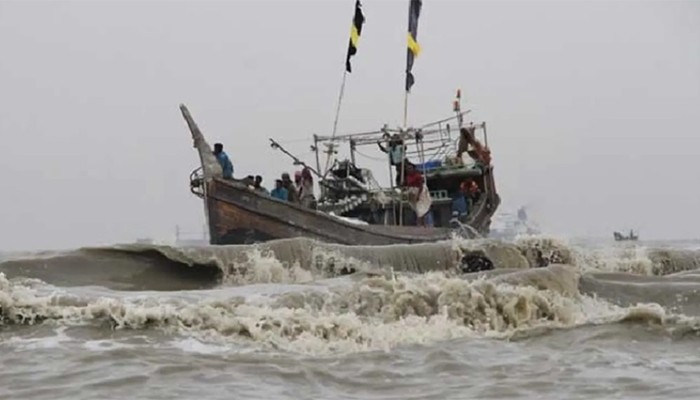 ​উপকূলে ৩ নম্বর স্থানীয় সতর্ক সংকেত, উত্তাল বঙ্গোপসাগর