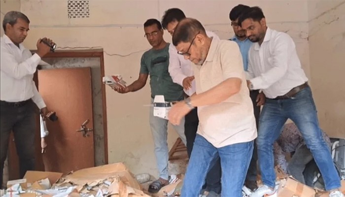 দরিদ্র মানুষ পায় না, অথচ সরকারি হাসপাতালের বাথরুমেও পড়ে থাকে ওষুধ!