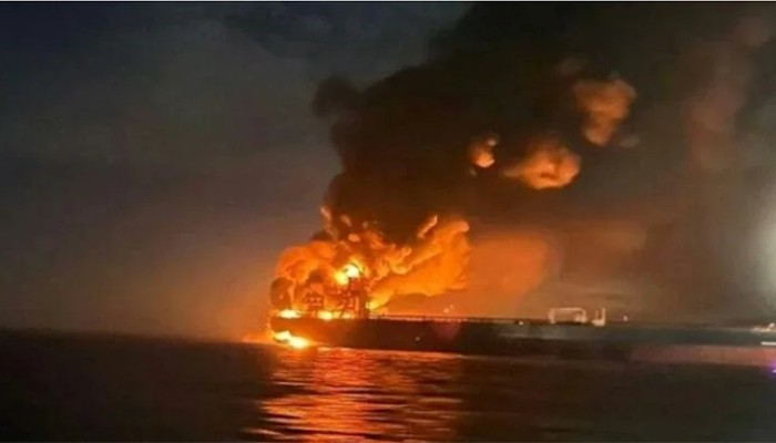 তেহরান অনুমোদিত রুট থেকে সরে যাওয়ায় তেলবাহী ট্যাংকারে বিস্ফোরণ