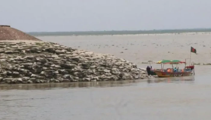 পদ্মায় নৌকাডুবিতে বাবা-ছেলে নিখোঁজ