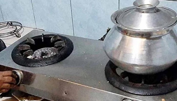 গ্যাস সংকট: এক বেলা খেয়ে দিন পার করছেন অনেকে