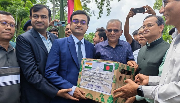 ​প্রধানমন্ত্রী তারেক রহমানের জন্য আনারস উপহার পাঠালেন ত্রিপুরার মুখ্যমন্ত্রী