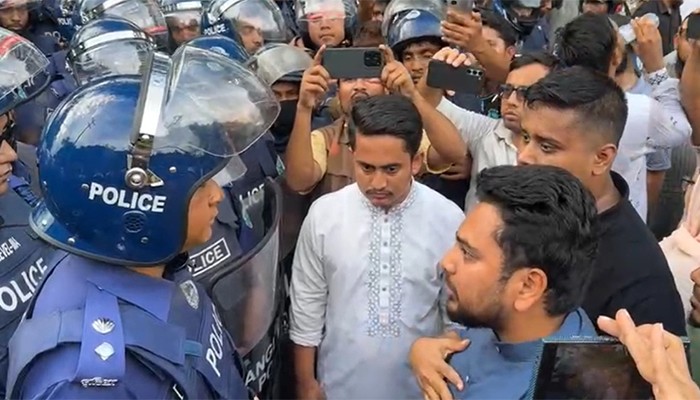 ​পুলিশের ব্যারিকেড ভেঙে হবিগঞ্জের পথে এনসিপির নেতারা