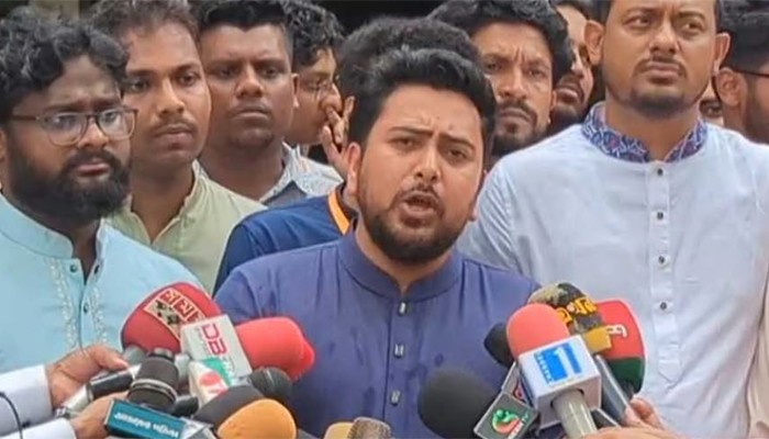 বালুভর্তি ট্রাক দিয়ে রাস্তা ঘেরাও শেখ হাসিনার কপি: নাহিদ ইসলাম