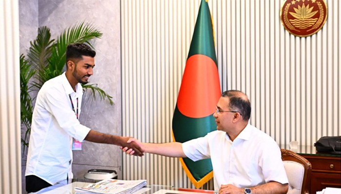 সেই রক্তমাখা পতাকাটি প্রধানমন্ত্রীর হাতে তুলে দিলেন আজিজুর