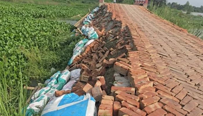দুই দিনেই ধসে গেলো ৪ কোটি টাকার সড়ক