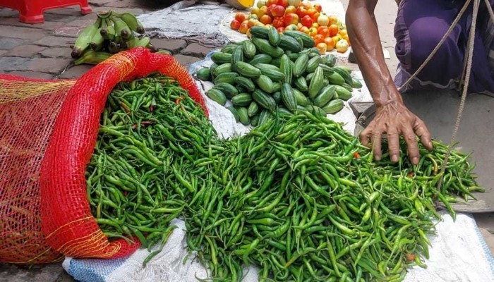 কাঁচামরিচের কেজি ৪০০ টাকা