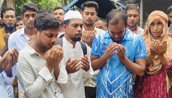 পায়ে হেঁটে হজ্জ পালনের উদ্দেশ্যে মক্কার পথে নাটোরের দুলাল হোসেন