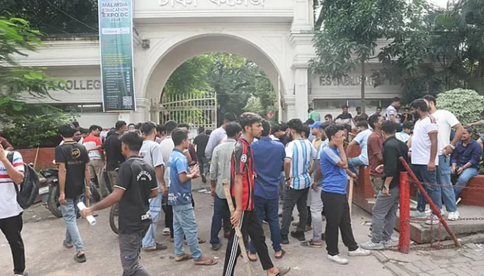 ঢাকা কলেজে ছাত্রদল-শিবির সংঘর্ষ