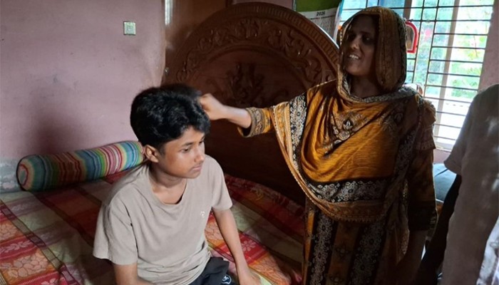 ​মেয়ে থেকে ছেলে হলো কেয়া, বাড়িতে উৎসুক জনতার ঢল