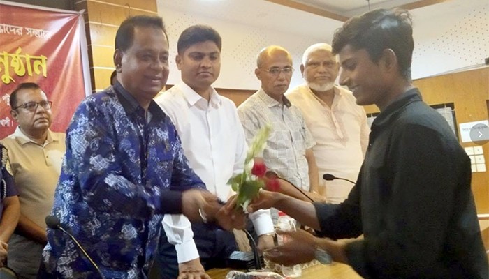 ​কলাপাড়ায় ১২ জুলাইযোদ্ধাকে সবংর্ধনা