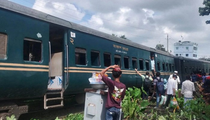 ​ছয় ঘণ্টা পর ঢাকা-ময়মনসিংহ রুটে ট্রেন চলাচল স্বাভাবিক