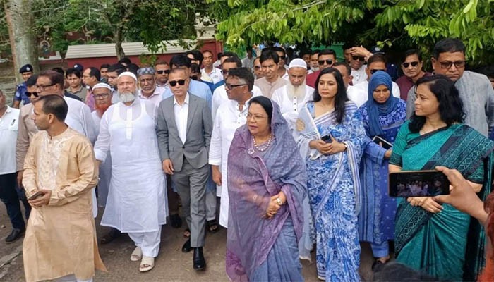 ​মন্ত্রী রিতা ও হুইপ দুলুর পথসভায় গুলির চেষ্টা, অস্ত্রসহ যুবক আটক