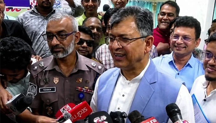 ​কীসের হাসিনা! শুধু আওয়াজ-টাওয়াজ শোনা যায়: স্বরাষ্ট্রমন্ত্রী