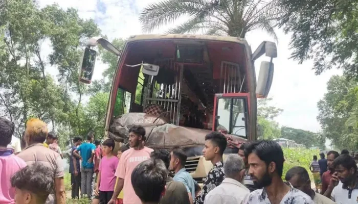 নাটোরে গরুবাহী গাড়ির সঙ্গে বাসের সংঘর্ষে নিহত ৩