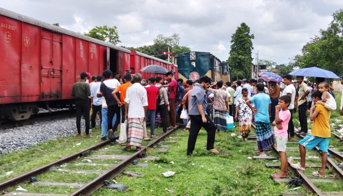 ট্রেনের বগি লাইনচ্যুত, রংপুর-লালমনিরহাট রুটে রেল চলাচল বন্ধ