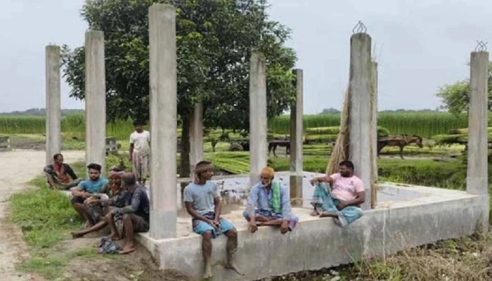 কৃষকের বিশ্রামাগার: খুঁটি আছে চাল নেই