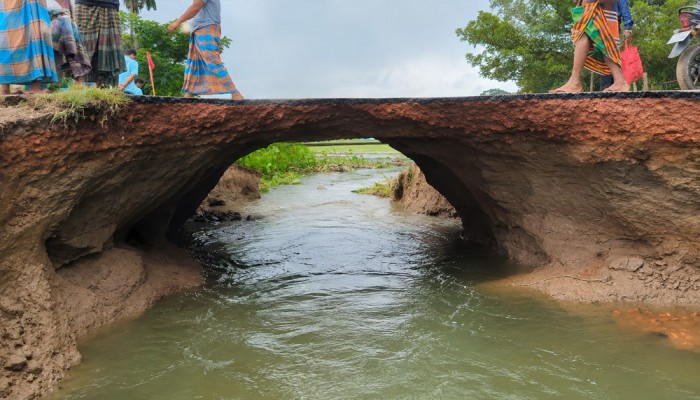 সড়কে স্রোতের ভয়ঙ্কর ফাদ!
