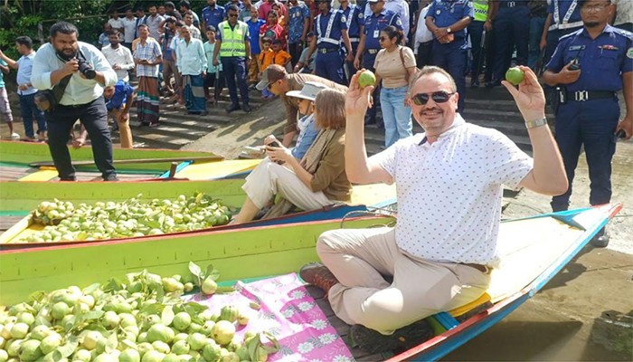 ​ভীমরুলীর ভাসমান পেয়ারা বাজার ঘুরে মুগ্ধ মার্কিন রাষ্ট্রদূত