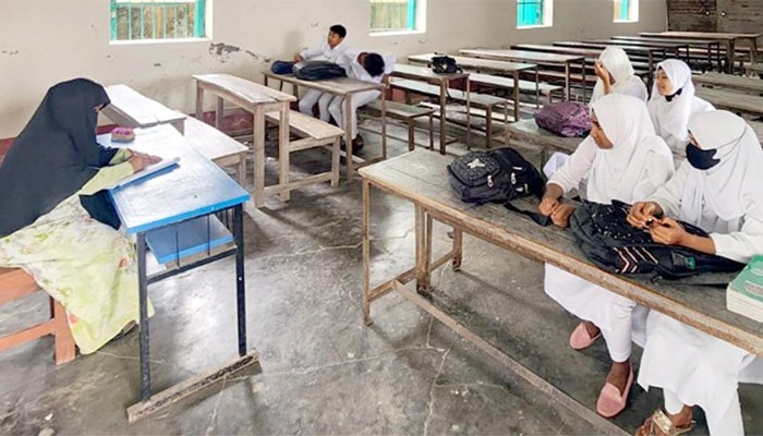 ষষ্ঠ থেকে দশমে উঠতেই ঝরে পড়ছে ৩৩ শতাংশ শিক্ষার্থী