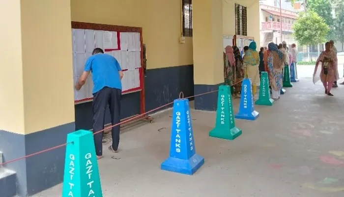 নেই সেই চিরচেনা রুপ: ফাঁকা নোটিশ বোর্ড, চোখ মোবাইলে