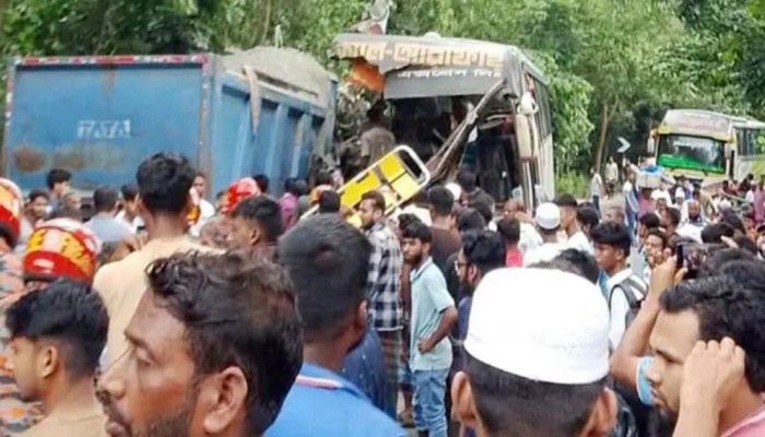 চাঁদপুরে বাস-ট্রাক সংঘর্ষে নিহত ৩
