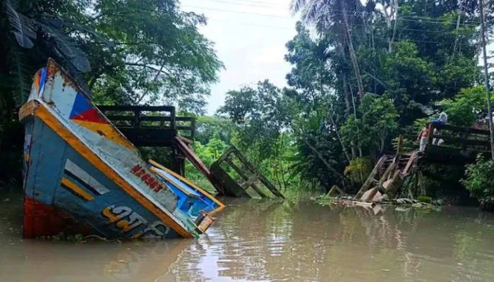 ঝালকাঠিতে বালুবাহী জাহাজের ধাক্কায় সেতু ভেঙে ৩ উপজেলার যোগাযোগ বন্ধ