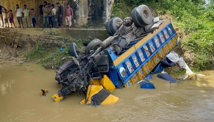 ব্রিজের রেলিং ভেঙে তেলবাহী ট্রাক খালে, চালক নিহত
