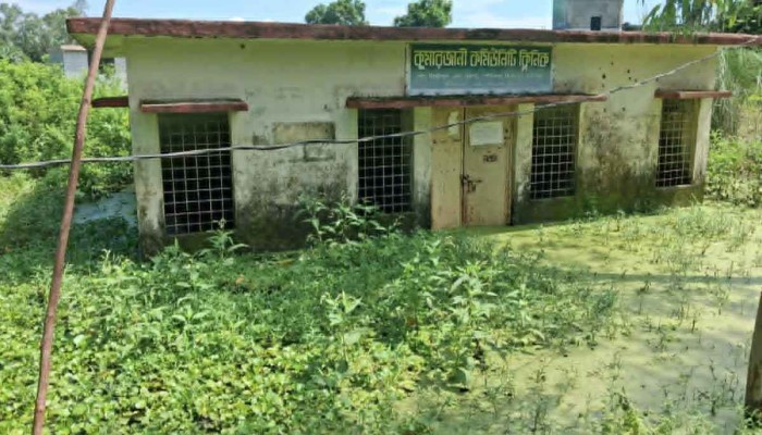 পানির নিচে ক্লিনিক: মির্জাপুরে ব্যাহত স্বাস্থ্যসেবা