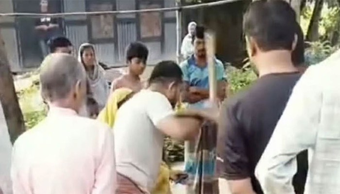​মোবাইল চুরির সন্দেহে কিশোরকে গাছে বেঁধে নির্যাতন
