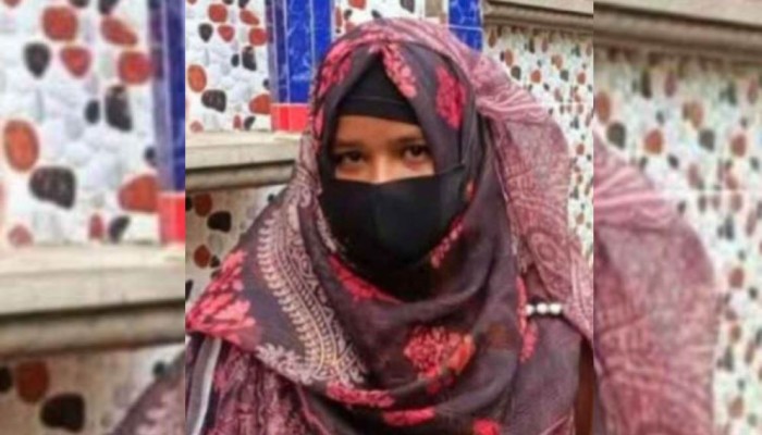 স্ত্রী স্বীকৃতির দাবিতে প্রেমিকের বাড়িতে তরুণীর অনশন