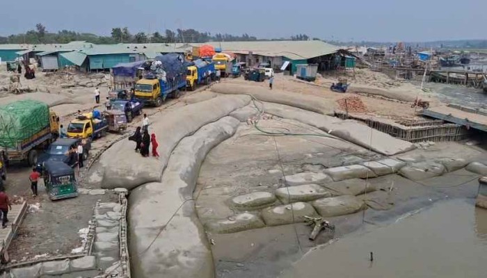 হাতিয়ায় নৌযোগাযোগ বন্ধ, ঘাটে আটকা শত শত যাত্রী ও পণ্যবাহী যান