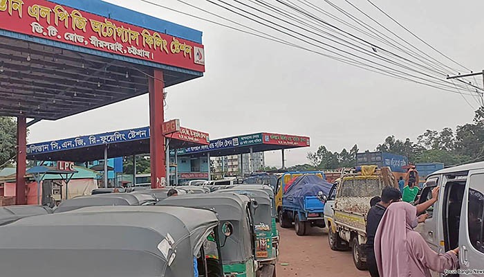 ​মিরসরাইয়ে গ্যাসের তীব্র সংকট, মহাসড়কে ৩ কিলোমিটার যানবাহনের সারি