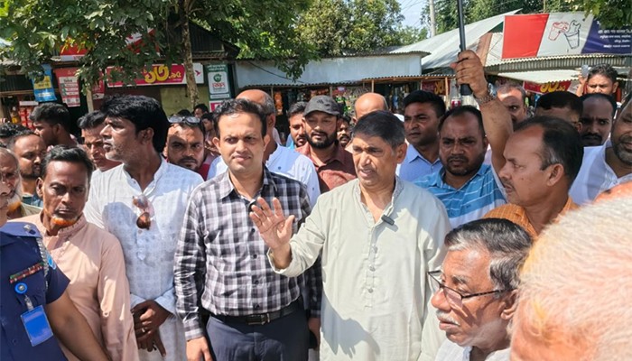 ​বন কর্মকর্তার ওপর ক্ষুব্ধ মন্ত্রী, বদলির নির্দেশ