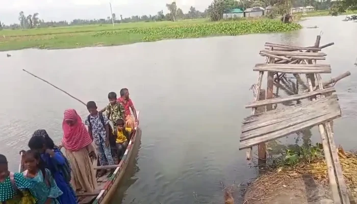 ডিঙি নৌকায় দোলে জীবন: ঝুঁকির সঙ্গে বেড়েছে দুর্ভোগ