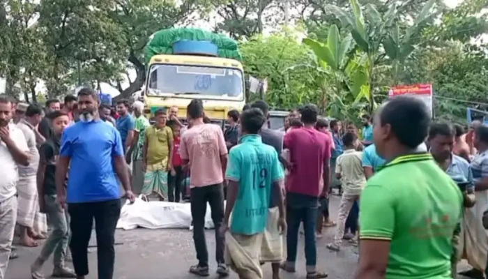 ট্রাক-পিকআপ সংঘর্ষে চালক নিহত, মরদেহ নিয়ে মহাসড়ক অবরোধ