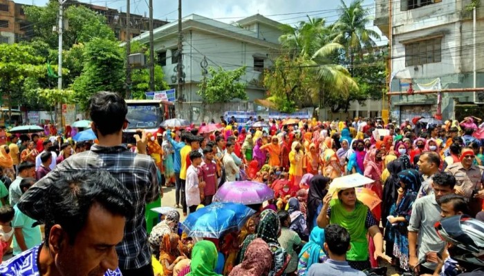 চট্টগ্রামে বকেয়া বেতনের দাবিতে সড়ক অবরোধ